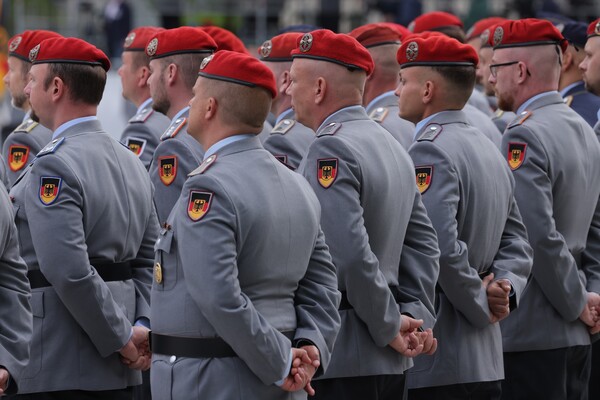 Η Γερμανία «ξεκλειδώνει» δισεκατομμύρια για τον στρατό της – Κίνηση ορόσημο για την Ευρώπη