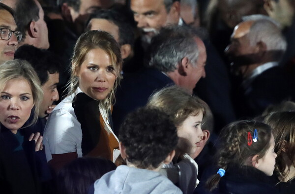 Ίντριγκα στα Ηλύσια Πεδία: Η κόρη της Μπριζίτ έχει σχέση με ακροδεξιό παρουσιαστή, «εχθρό» του Μακρόν