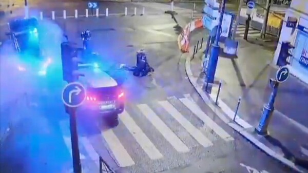 Παρίσι: Η στιγμή που 4 αυτοκίνητα πέφτουν το ένα πάνω στο άλλο, κατά τη διάρκεια καταδίωξης