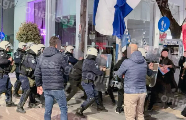 Λάρισα: Ρασοφόροι και ακραίοι διαδηλωτές ζητούσαν ακύρωση παράστασης