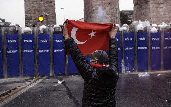 Ιμάμογλου από τις φυλακές: «Χαιρετισμούς στα εκατομμύρια που ζητούν δικαιοσύνη» – Μαζικά συλλαλητήρια σε όλη την Τουρκία