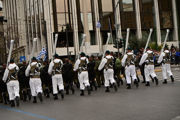 25η Μαρτίου: Στιγμιότυπα από την στρατιωτική παρέλαση στο κέντρο της Αθήνας