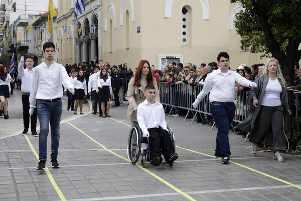 «Ρίγη συγκίνησης, σηκώθηκε απ' το αμαξίδιο»: Λίγο κράτει με το inspiration porn