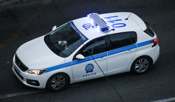 Ομόνοια: Βίντεο από τη στιγμή που οι εργαζόμενοι μεταφέρουν τον νεκρό άστεγο έξω από το εστιατόριο