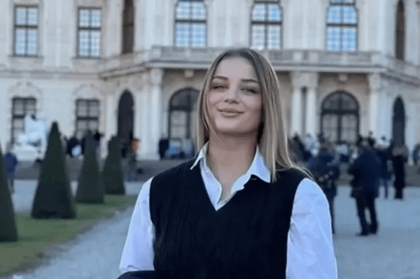 Οι σπουδαστές της σχολής ΣΣΑΣ τίμησαν στην παρέλαση την Κλαούντια που σκοτώθηκε στα Τέμπη - Το σύνθημα που φώναξαν