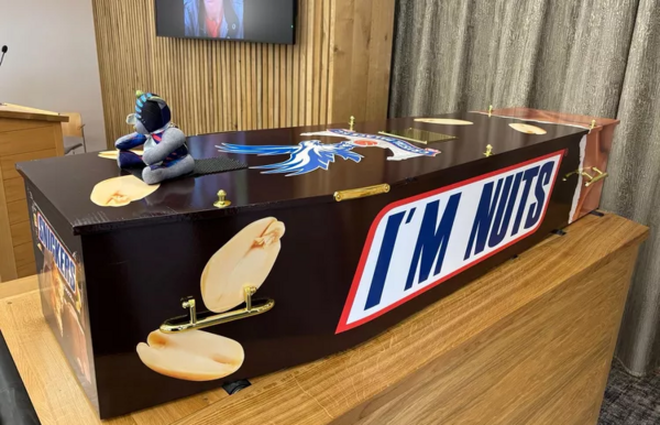 Η τελευταία επιθυμία του ήταν ένα φέρετρο Snickers - και την έκανε πραγματικότητα