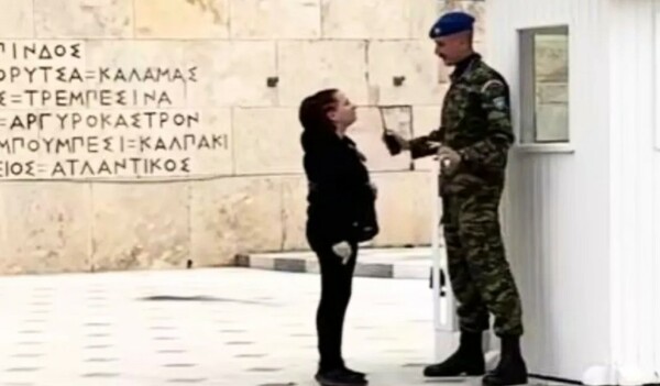Υπάλληλος της Βουλής επιχείρησε να γράψει συνθήματα στο Μνημείο του Άγνωστου Στρατιώτη