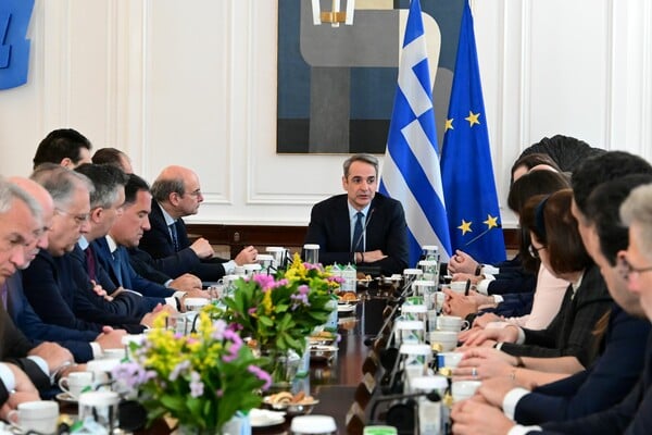 Μητσοτάκης: Η προεκλογική μας δέσμευση παραμένει για κατώτατο μισθό στα 950 ευρώ το 2027