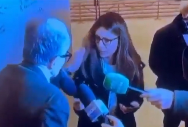 Ιταλία: Ο Ρομάνο Πρόντι τραβάει on air τα μαλλιά δημοσιογράφου ενοχλημένος από ερώτημα