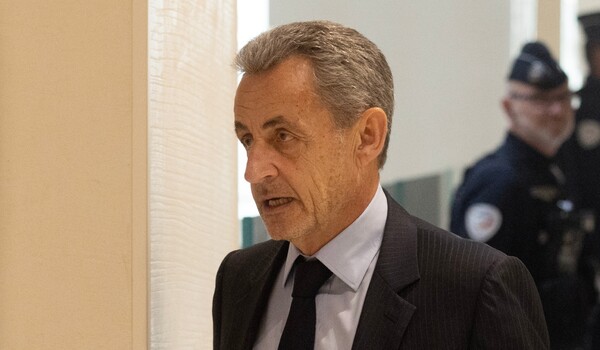Σαρκοζί: Φυλάκιση 7 ετών και πρόστιμο μαμούθ προτείνει η εισαγγελία για τη χρηματοδότηση από τον Καντάφι