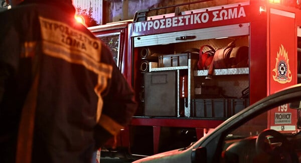 Φωτιά σε διαμέρισμα στην Αγία Βαρβάρα - Στο νοσοκομείο μία τραυματίας