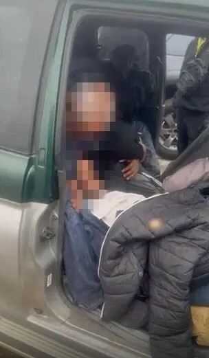 Στοίβαζαν μετανάστες σε αγροτικά για να τους μεταφέρουν από τον Έβρο στη Θεσσαλονίκη