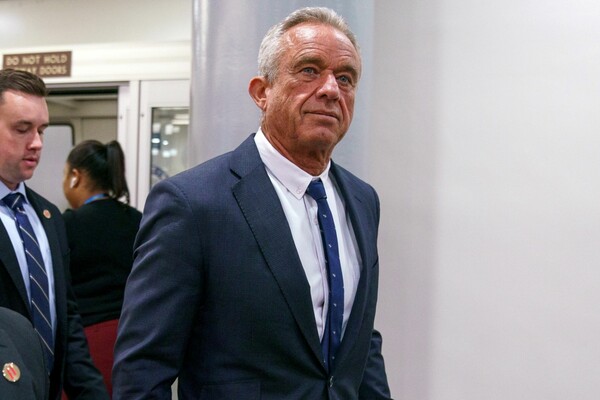 Ο Τραμπ θέλει δασμούς στην φαρμακοβιομηχανία και ο υπουργός υγείας να απαγορευτεί η αγορά ζαχαρούχων αναψυκτικών με κουπόνια
