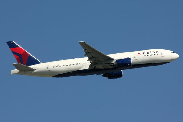 Παρ' ολίγον σύγκρουση Airbus της Delta Air Lines με στρατιωτικό αεροσκάφος στην Ουάσινγκτον