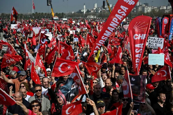 Ιμάμογλου: Διαδηλωτές κατακλύζουν και σήμερα την Κωνσταντινούπολη - Η αντιπολίτευση κάνει λόγο για 1.000.000