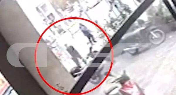 Ομόνοια: Ερευνάται αν ο νεκρός άστεγος έπαθε ανακοπή πριν ή μετά την πτώση του