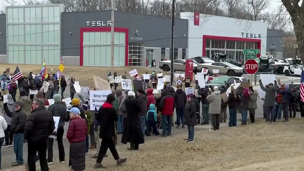 «Tesla Takedown»: Διαδηλωτές στις αντιπροσωπείες σε όλο τον κόσμο κατά Τραμπ - Μασκ