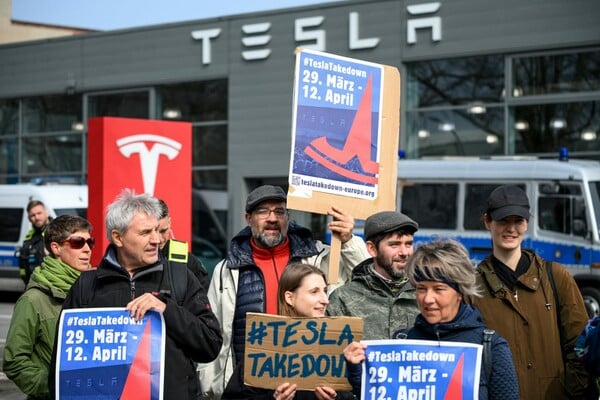 «Tesla Takedown»: Διαδηλωτές στις αντιπροσωπείες σε όλο τον κόσμο κατά Τραμπ - Μασκ