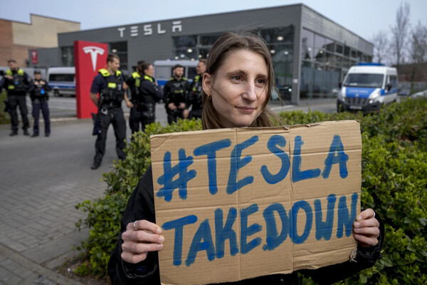 «Tesla Takedown»: Διαδηλωτές στις αντιπροσωπείες σε όλο τον κόσμο κατά Τραμπ - Μασκ