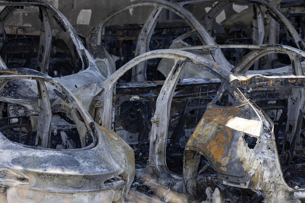 Ιταλία: Τουλάχιστον 17 Tesla καταστράφηκαν σε φωτιά - Για «τρομοκρατία» κάνει λόγο ο Μασκ