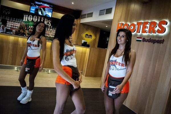 Hooters: Η «πικάντικη» αλυσίδα εστιατορίων κήρυξε πτώχευση