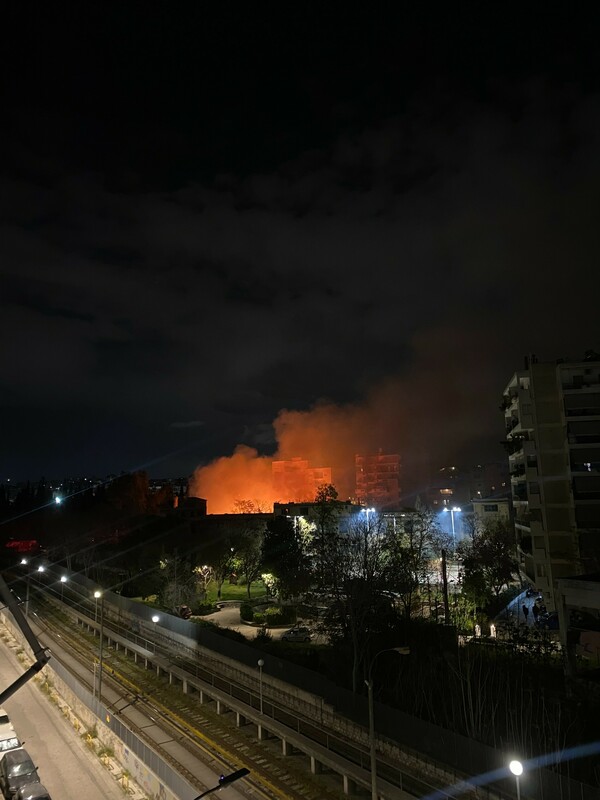 Μεγάλη φωτιά σε εγκαταλελειμμένο εργοστάσιο στα Πατήσια