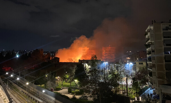 Μεγάλη φωτιά σε εγκαταλελειμμένο εργοστάσιο στα Πατήσια