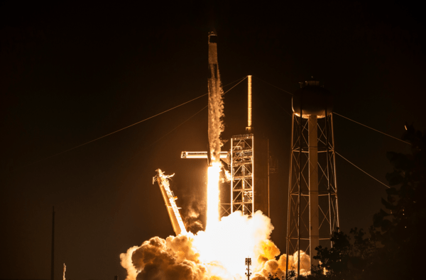 Επενδυτής Bitcoin χρηματοδότησε πτήση SpaceX για την πρώτη διαστημική αποστολή πάνω από Βόρειο και Νότιο Πόλο