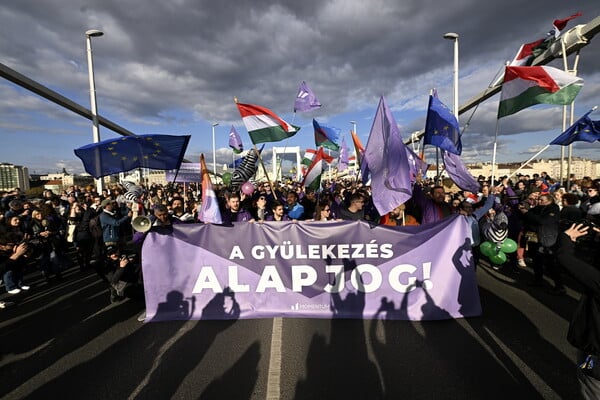 «Αυτό είναι φασισμός» - Χιλιάδες Ούγγροι διαδηλωτές στους δρόμους κατά του νόμου που απαγορεύει το Pride
