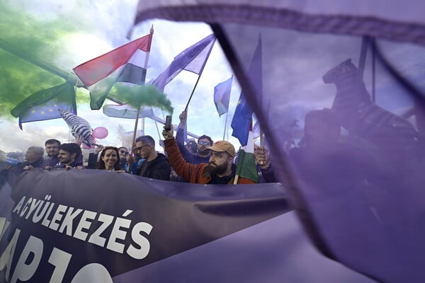«Αυτό είναι φασισμός» - Χιλιάδες Ούγγροι διαδηλωτές στους δρόμους κατά του νόμου που απαγορεύει το Pride