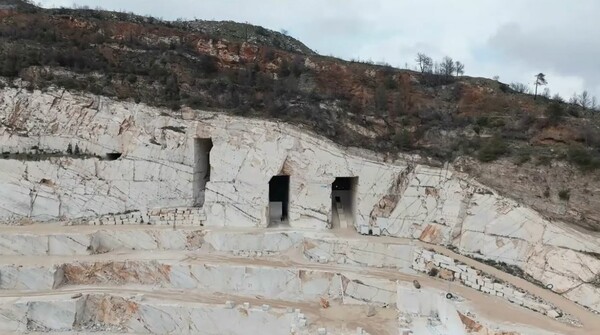 H νέα συλλογή COS σε λατομείο μαρμάρου στην Αθήνα: Στιγμές από την παρουσίαση