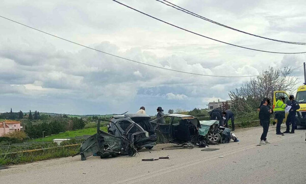 Θεσσαλονίκη: Σοβαρό τροχαίο στην Άνω Περαία - Το αυτοκίνητο κόπηκε στα δύο