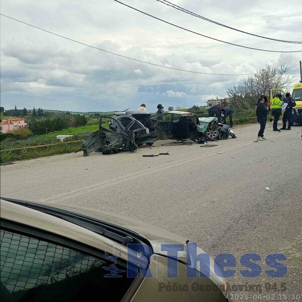 Θεσσαλονίκη: Σοβαρό τροχαίο στην Άνω Περαία - Το αυτοκίνητο κόπηκε στα δύο
