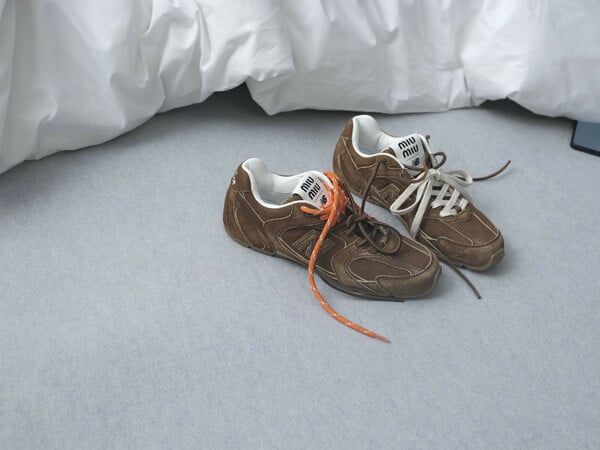 ΕΠΕΞ Φθαρμένα vs καθαρά sneakers: Το πιο φιλικό ματς στην ιστορία της μόδας