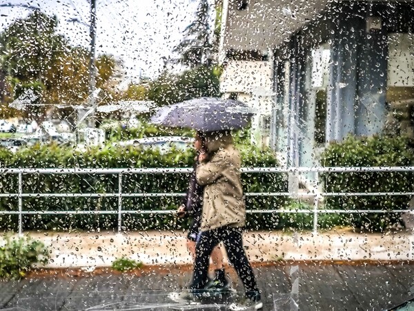 Ο καιρός σήμερα: Πού αναμένονται βροχές και καταιγίδες
