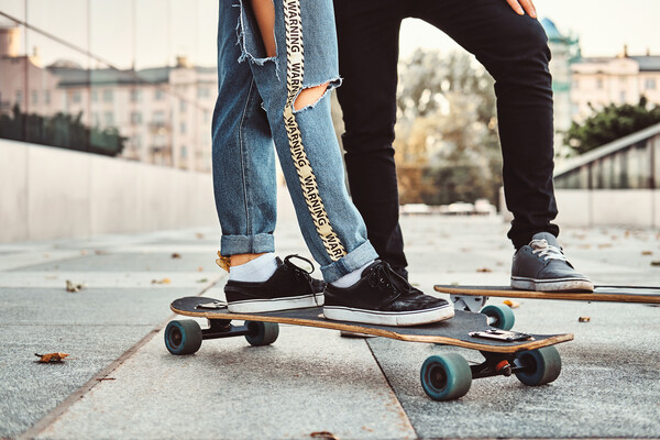 ΕΠΕΞ Φθαρμένα vs καθαρά sneakers: Το πιο φιλικό ματς στην ιστορία της μόδας