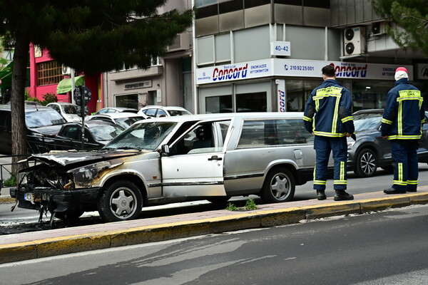 Νεκροφόρα πήρε φωτιά εν κινήσει στη Λεωφόρο Συγγρού