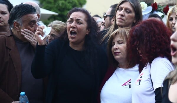 Η στιγμή που η μητέρα της Κυριακής Γρίβα τραγουδά το «Τακούνια για καρφιά»