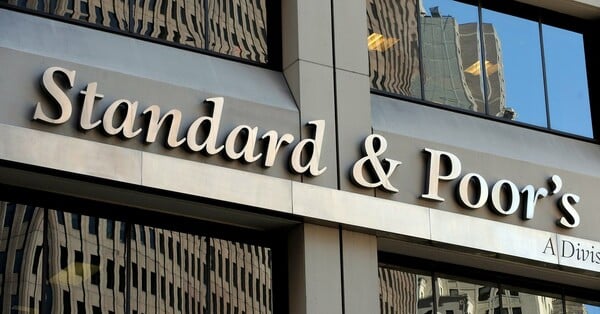 S&P Global: Αναθεωρεί τις παγκόσμιες προβλέψεις, μετά τους δασμούς Τραπ