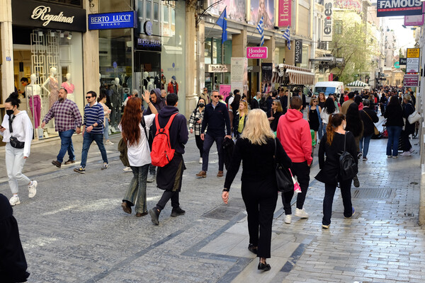 Συντάξεις και επιδόματα να καταβληθούν πριν τη Μεγάλη Εβδομάδα, ζητούν οι έμποροι