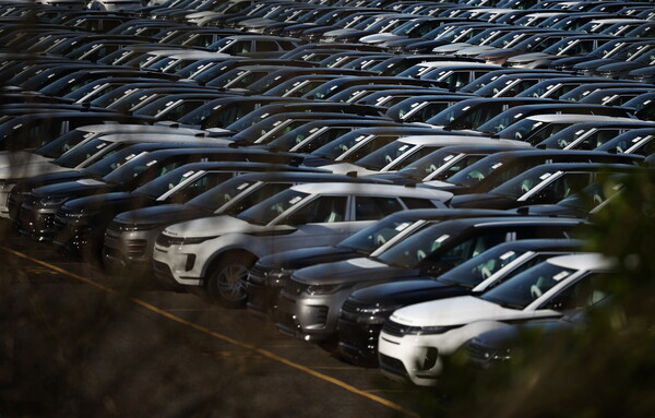 Δασμοί Τραμπ: Η Jaguar Land Rover σταματά τις εξαγωγές στις ΗΠΑ
