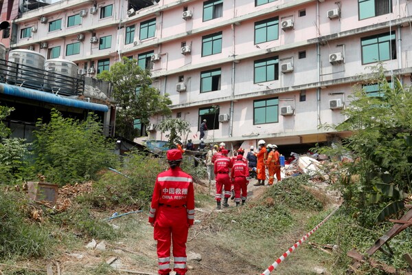 Σεισμός στη Μιανμάρ: Οι βροχοπτώσεις δυσχεραίνουν το έργο των οργανώσεων αρωγής