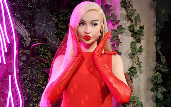 Kim Petras: Η δεύτερη τρανς γυναίκα που αποκτά κέρινο ομοίωμα στο μουσείο Madame Tussauds 