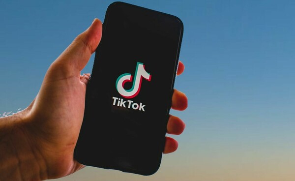 TikTok υπό κατάρρευση: Παράταση στην απαγόρευση, πόλεμος προσφορών και αβεβαιότητα για την επόμενη μέρα