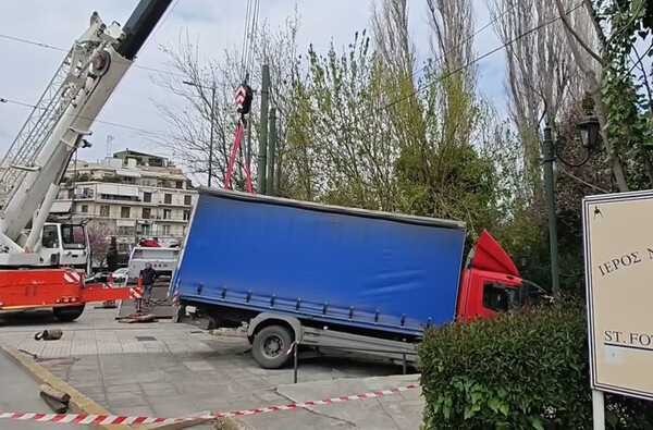 Φορτηγό «βούλιαξε» μέσα σε τρύπα στο κέντρο της Αθήνας
