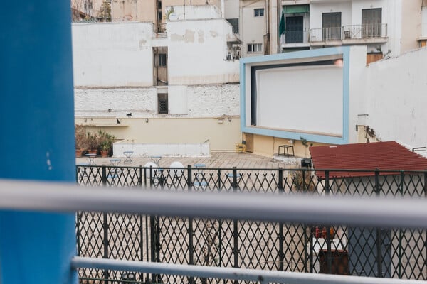 «Το καλοκαίρι θα ’ρθει» στην μπλε πολυκατοικία στα Εξάρχεια/ Ο έρωτας δύο 22χρονων με την μπλε πολυκατοικία/ Δύο zoomers ανακαλύπτουν την μπλε πολυκατοικία