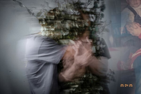 Ο Αντώνης Αντωνόπουλος από μικρός είχε μια έλξη για τα νεκροταφεία ή Όλα είναι θέατρο αρκεί να στρέψεις το βλέμμα σου πάνω τους ή Η παράσταση «Τελευταία επιθυμία» είναι ένα τηλεφώνημα από τον άλλο κόσμο