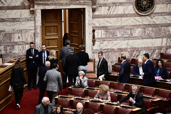 Βουλή: Ένταση για το πόρισμα της προανακριτικής Τριαντόπουλου - Αποχώρησε ο ΣΥΡΙΖΑ από τη διαδικασία