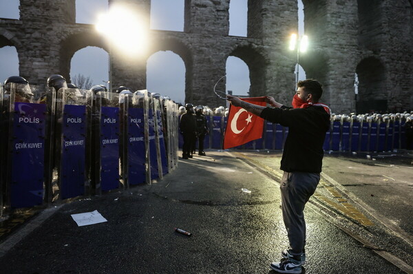 Τουρκία: Αποφυλακίστηκαν 93 ακόμη άτομα που συνελήφθησαν σε διαδηλώσεις για τον Ιμάμογλου