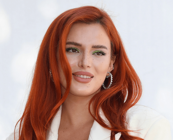 Bella Thorne: «Ο Mickey Rourke με χτύπησε στα γεννητικά όργανα με μεταλλικό εργαλείο στα γυρίσματα»